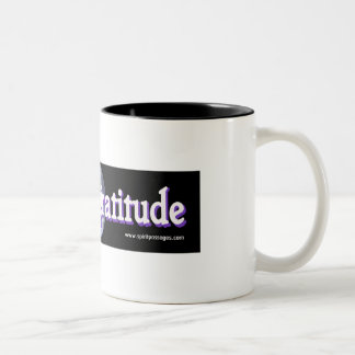 O espírito passa a caneca da gratitude da prática