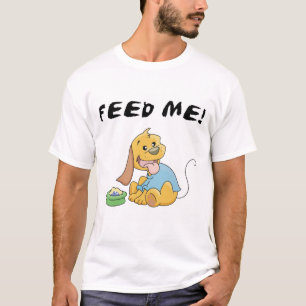 O filhote de cachorro alimenta-me o camiseta e os
