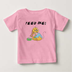 O filhote de cachorro alimenta-me o camiseta e os