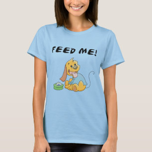 O filhote de cachorro alimenta-me o camiseta e os
