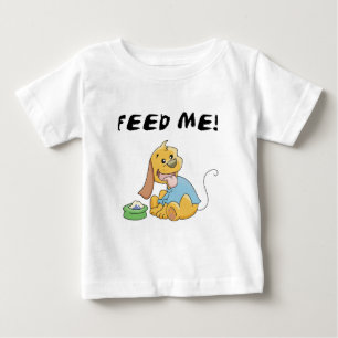 O filhote de cachorro alimenta-me o camiseta e os