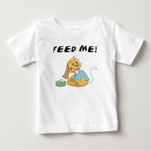 O filhote de cachorro alimenta-me o camiseta e os