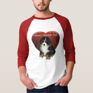 O filhote de cachorro de MadDog em um t-shirt do