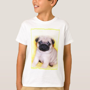O filhote de cachorro do Pug caçoa a camisa