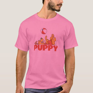 O filhote de cachorro joga o camiseta e os