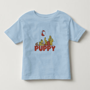 O filhote de cachorro joga o camiseta e os