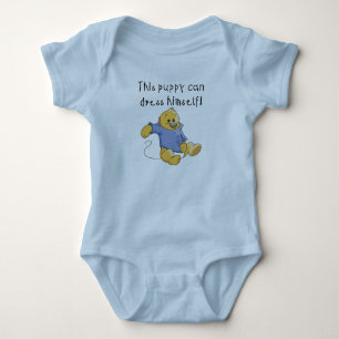 O filhote de cachorro veste acima o camiseta e os