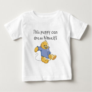 O filhote de cachorro veste acima o camiseta e os
