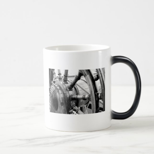 O funil da benevolência envia a caneca de café (Direita)