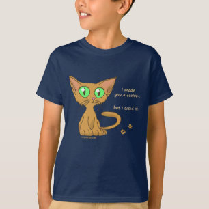 O gatinho bonito comeu seus t-shirt do biscoito