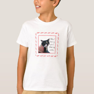 O gato bonito do smoking pensa do camiseta da paz