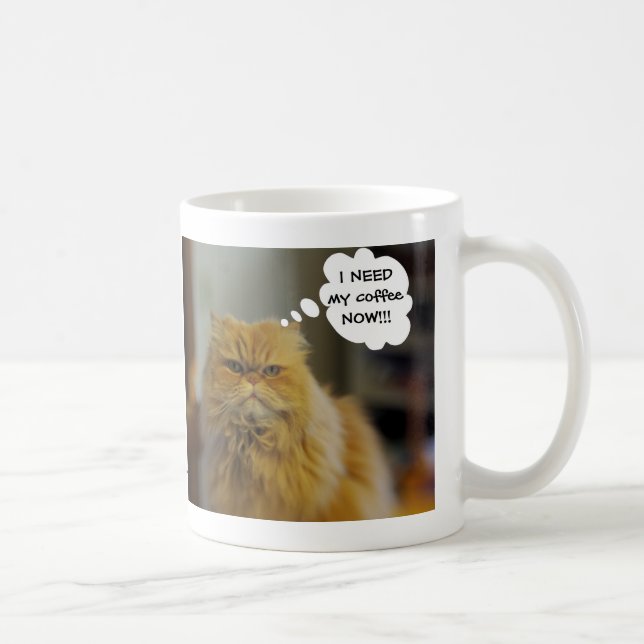 O gato persa precisa a caneca de café (Direita)