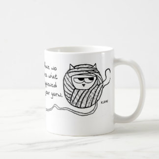 O gato rouba seu fio - caneca de café engraçada do