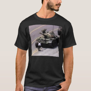 O homem contra o tanque Classic T-Shirt