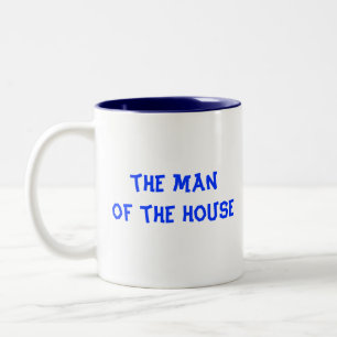 O homem da caneca de café da casa