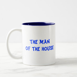 O homem da caneca de café da casa