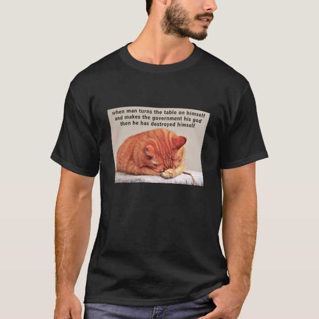 O homem transforma a mesa (escura) em T-Shirt (Frente)