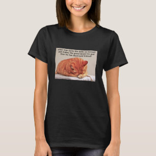 O homem transforma a mesa (escura) em T-Shirt