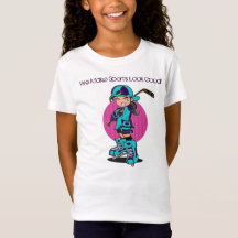 O hóquei bonito das meninas ostenta o t-shirt