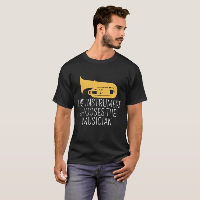 O instrumento escolhe o t-shirt do músico, tuba (Frente Completa)