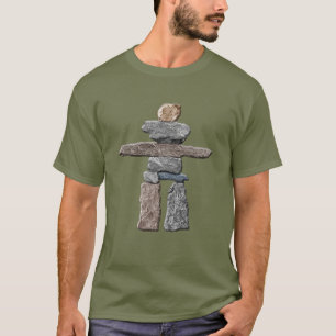 O Inuit de Inukshuk apedreja o t-shirt do nativo