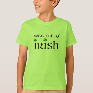 O irlandês pequenino de O do bocado caçoa a camisa