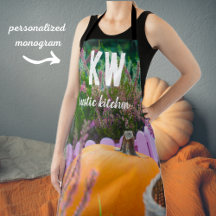 O jardim ainda vive com uma abóbora laranja