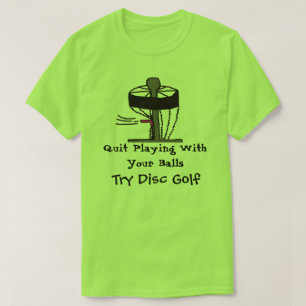 O jogo parado com bolas tenta o t-shirt do golfe