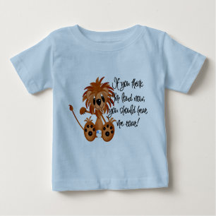 O leão do bebê ouve-me rujir o camiseta e os