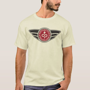 O logotipo vermelho na luz coloriu a camisa de sua