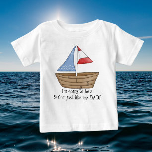 O marinheiro apenas gosta do t-shirt do pai