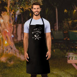 O MELHOR PAI Russo Moderno - O Chef NUNCA Personal<br><div class="desc">Churrasco personalizado "MELHOR PAI NUNCA" retrorlegal num design de tipografia estilo logo com o nome do pai ao lado do chapéu de cozinheiro. Um presente de excelente para Dia de os pais ou um presente de aniversário único para o pai que ama churrasco. Esta é a versão negra.</div>