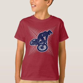 O menino do Mountain bike caçoa o t-shirt