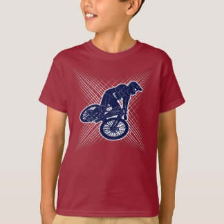 O menino do Mountain bike caçoa o t-shirt