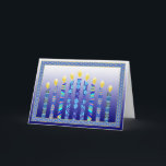 O menorah de Hanukkah candles o cartão<br><div class="desc">Uma representação ilustrada moderna das velas do menorah de Hanukkah. Cor branca e multi azul com verso para dentro.  "Desejando lhe um Hanukkah muito feliz".</div>