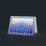 O menorah de Hanukkah candles o cartão<br><div class="desc">Uma representação ilustrada moderna das velas do menorah de Hanukkah. Cor branca e multi azul com verso para dentro.  "Desejando lhe um Hanukkah muito feliz".</div>