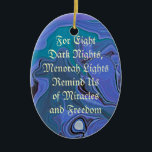 o menorah ilumina o ornamento azul<br><div class="desc">Os redemoinhos azuis da cor da noite fluem no fundo. Uma mensagem de texto: "Por oito noites escuras,  luzes do menorah lembre-nos dos milagre e da liberdade." em um lado. No outro um menorah de prata e azul.</div>