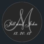 O monograma cinzento preto nomeia 2012 etiquetas<br><div class="desc">O monograma cinzento preto nomeia 2012 selos Wedding. Etiquetas elegantes do casamento com monograma, data do casamento e nomes dos noivos que você pode personalizar com seus informação pessoal e esquema de cor do casamento. Uma grande etiqueta para etiquetas wedding do favor, selos do saco do deleite das etiquetas da...</div>