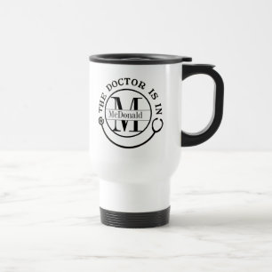 O Monograma Doutor Está Na Caneca de viagem