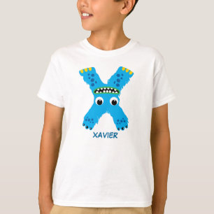 O monstro rotula o t-shirt (letra X)