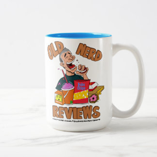O nerd idoso revê a grande caneca do Dois-Tom