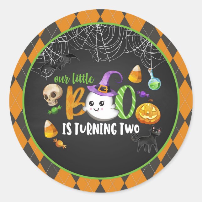 O nosso pequeno Boo está a virar o adesivo DOIS (p (Frente)