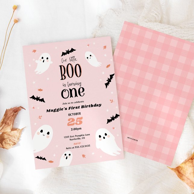 O nosso pequeno convite de aniversário para o Dia  (Little boo Halloween 1st birthday invitation shown in  pastel pink with plaid back  pattern design)