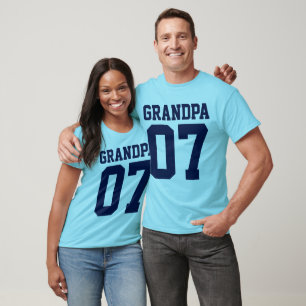 O número personalizado ostenta o t-shirt do vovô