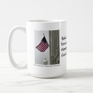 O padeiro eleva-se guarda de honra - caneca quente