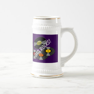 O pai balança a caneca de cerveja retro da cervej