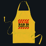 O Pai BEWARE é um avental de cozinheiros gráficos<br><div class="desc">O Pai BEWARE do estilo gráfico divertido é um chevron cozinhar amarelo e vermelho. Um presente divertido para Pais que cozinham e para aqueles que tentam.</div>