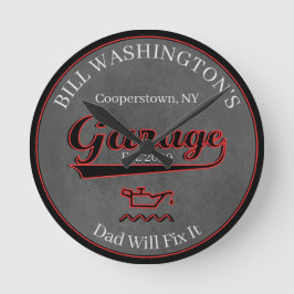 O pai Corrigirá O Relógio De Parede De Garagem De