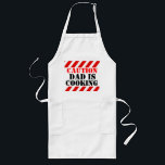 O pai do cuidado está cozinhando o avental gráfico<br><div class="desc">Do estilo gráfico da viga do trabalho do divertimento o pai de advertência do cuidado está cozinhando o avental branco e vermelho longo.</div>