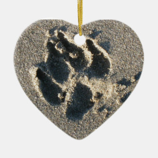 O pata-impressão na areia - ornamento do cão